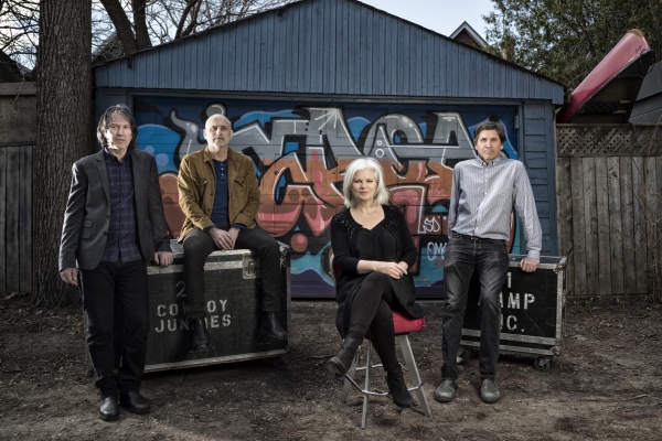 No autora, kurš lieto telefonu ar pogām