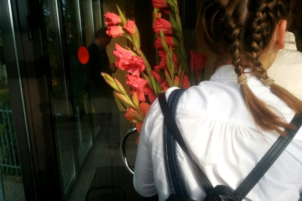 Šurp, grāmatas (dziesmas)! Uz skolu!